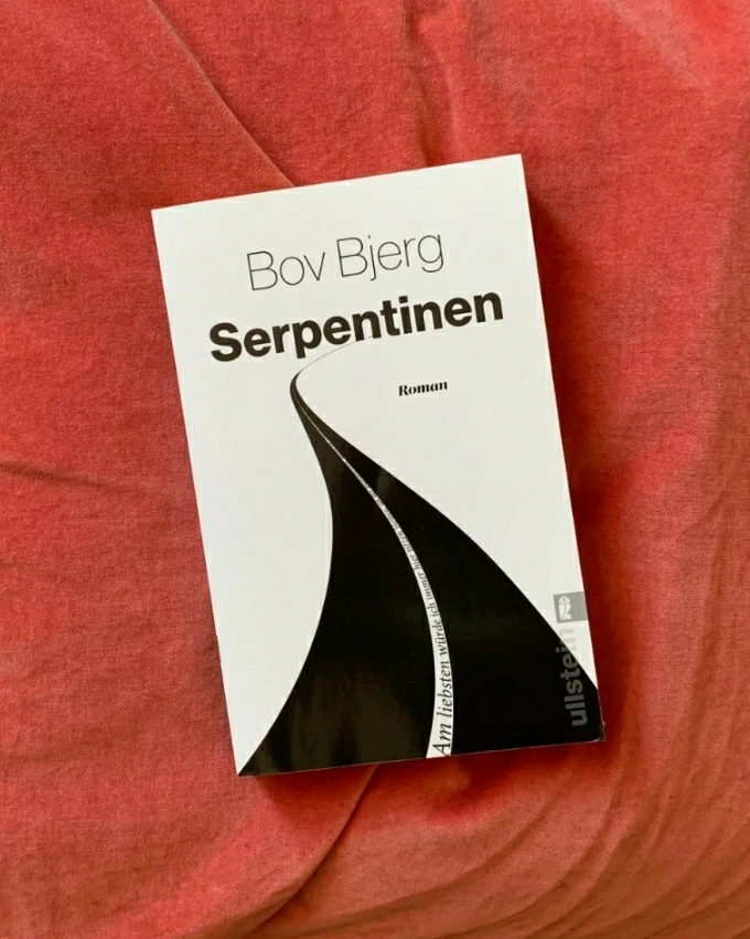 Foto von Buch „Serpentinen“ von Bov Bjerg