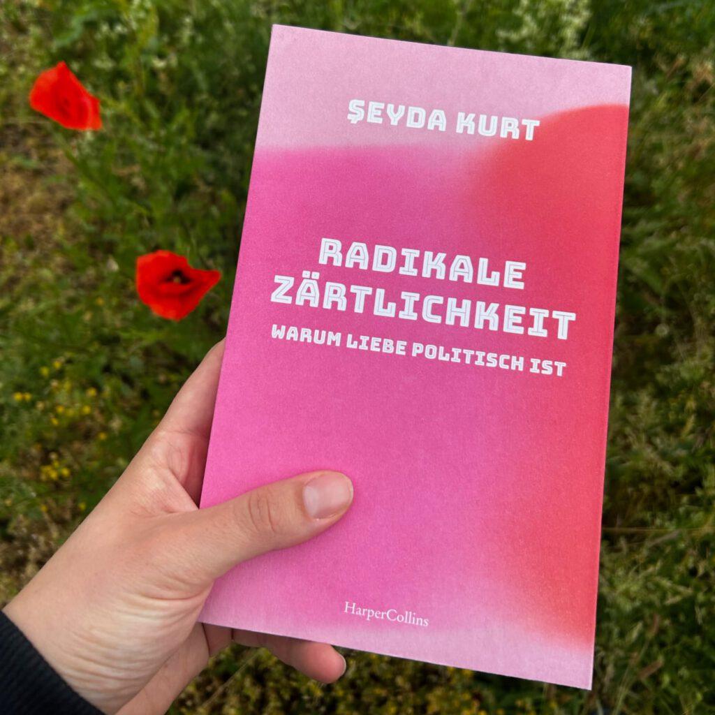 Buchcover von „Radikale Zärtlichkeit – Warum Liebe politisch ist“ von Şeyda Kurt