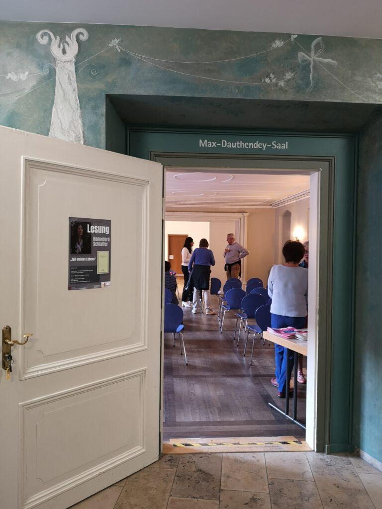 Ein Foto von einer Tür in den Raum in dem die Lesung stattfindet.