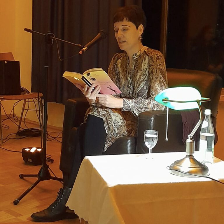 Sonja Weichand auf der Bühne beim Vorlesen.