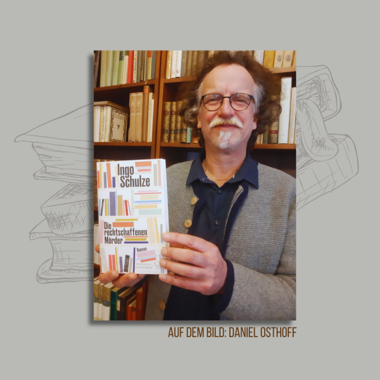 Daniel Osthoff, wie er das Buch "Der rechtschaffenen Mörder" von Ingo Schulze in der Hand vor sich hält. Im Hintergrund ein gefülltes Bücherregal