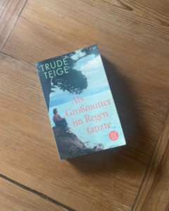 Cover von "Als Großmutter im Regen tanzte" von Tilde Teige